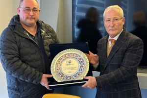Mesleğimize çok önemli katkıları bulunan merhum Süleyman YOLCU'nun iş arkadaşları ve çaĺışanları Yönetim Kurulumuzca ziyaret edilerek, merhumun anısına oğlu Türker YOLCU' ya plaket takdim edilmiştir.