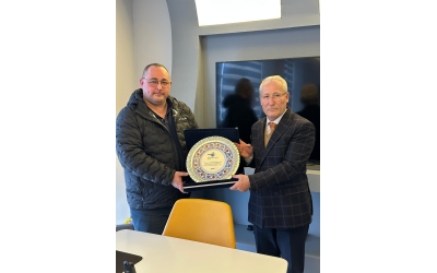 Mesleğimize çok önemli katkıları bulunan merhum Süleyman YOLCU'nun iş arkadaşları ve çaĺışanları Yönetim Kurulumuzca ziyaret edilerek, merhumun anısına oğlu Türker YOLCU' ya plaket takdim edilmiştir.