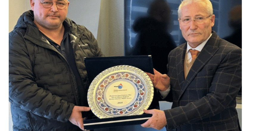 Mesleğimize çok önemli katkıları bulunan merhum Süleyman YOLCU'nun iş arkadaşları ve çaĺışanları Yönetim Kurulumuzca ziyaret edilerek, merhumun anısına oğlu Türker YOLCU' ya plaket takdim edilmiştir.