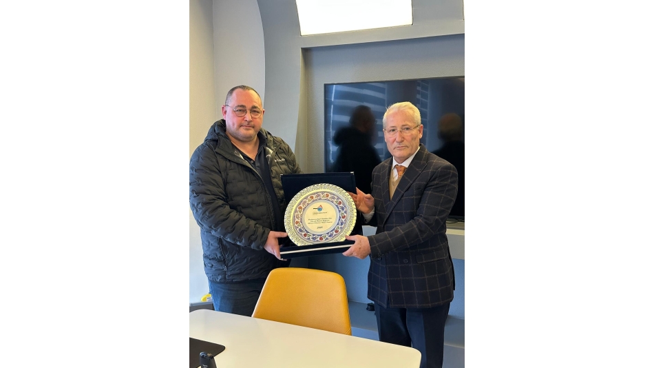 Mesleğimize çok önemli katkıları bulunan merhum Süleyman YOLCU'nun iş arkadaşları ve çaĺışanları Yönetim Kurulumuzca ziyaret edilerek, merhumun anısına oğlu Türker YOLCU' ya plaket takdim edilmiştir.